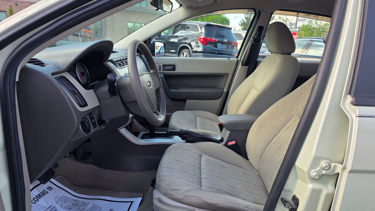 Used 2010 Ford Focus SE FWD image 9
