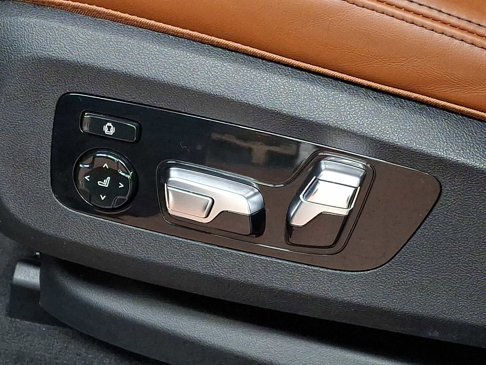 Used 2022 BMW X6 xDrive40i w/ Executive Package image 11