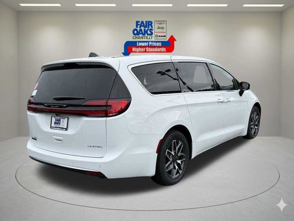 New 2027 Chrysler Pacifica Limited FWD image 5