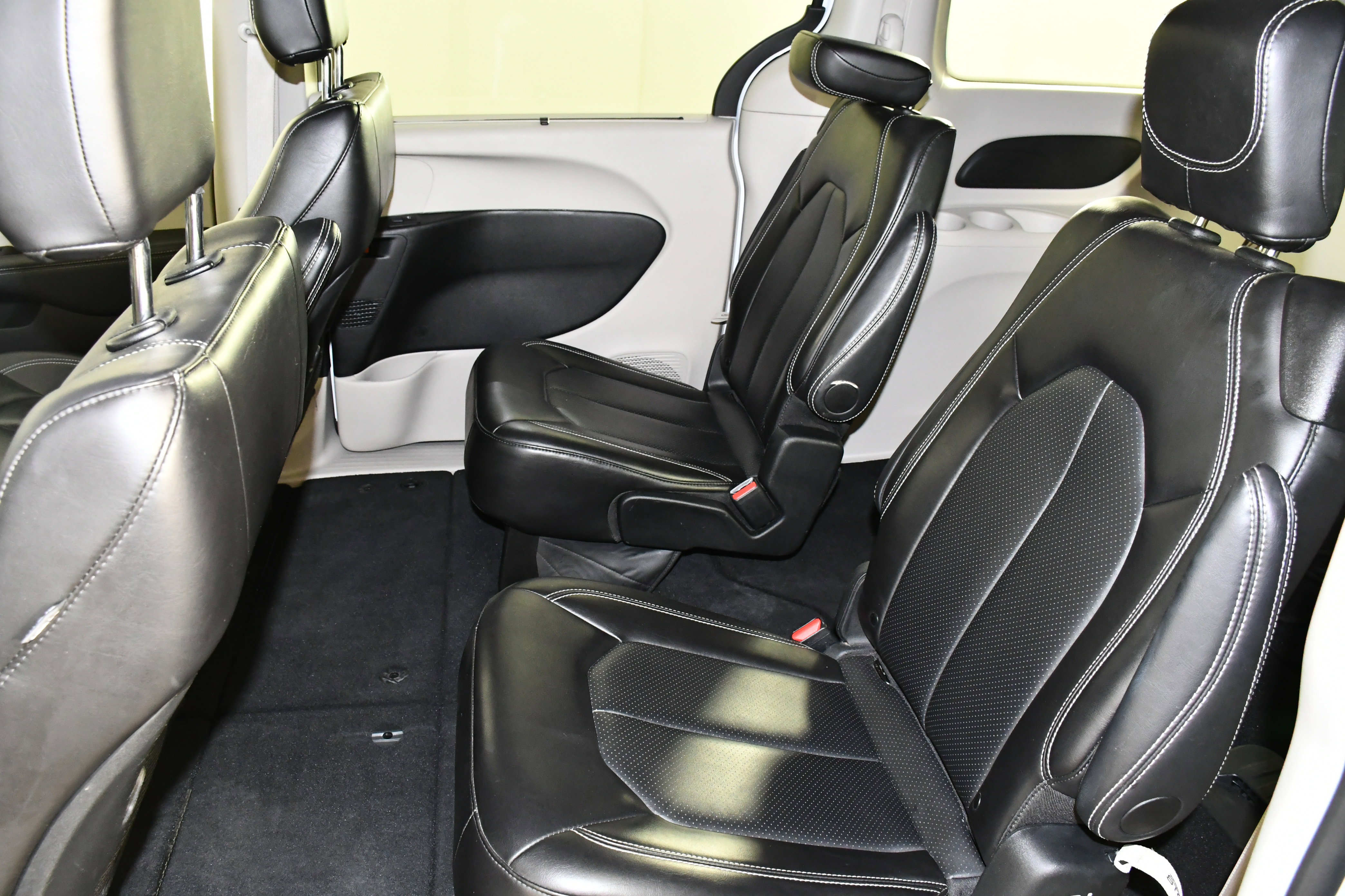 Used 2024 Chrysler Pacifica Touring-L image 46