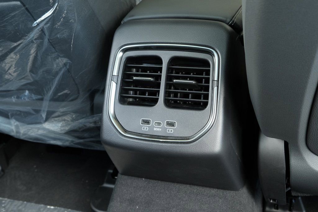 New 2025 VinFast VF 8 Plus image 24