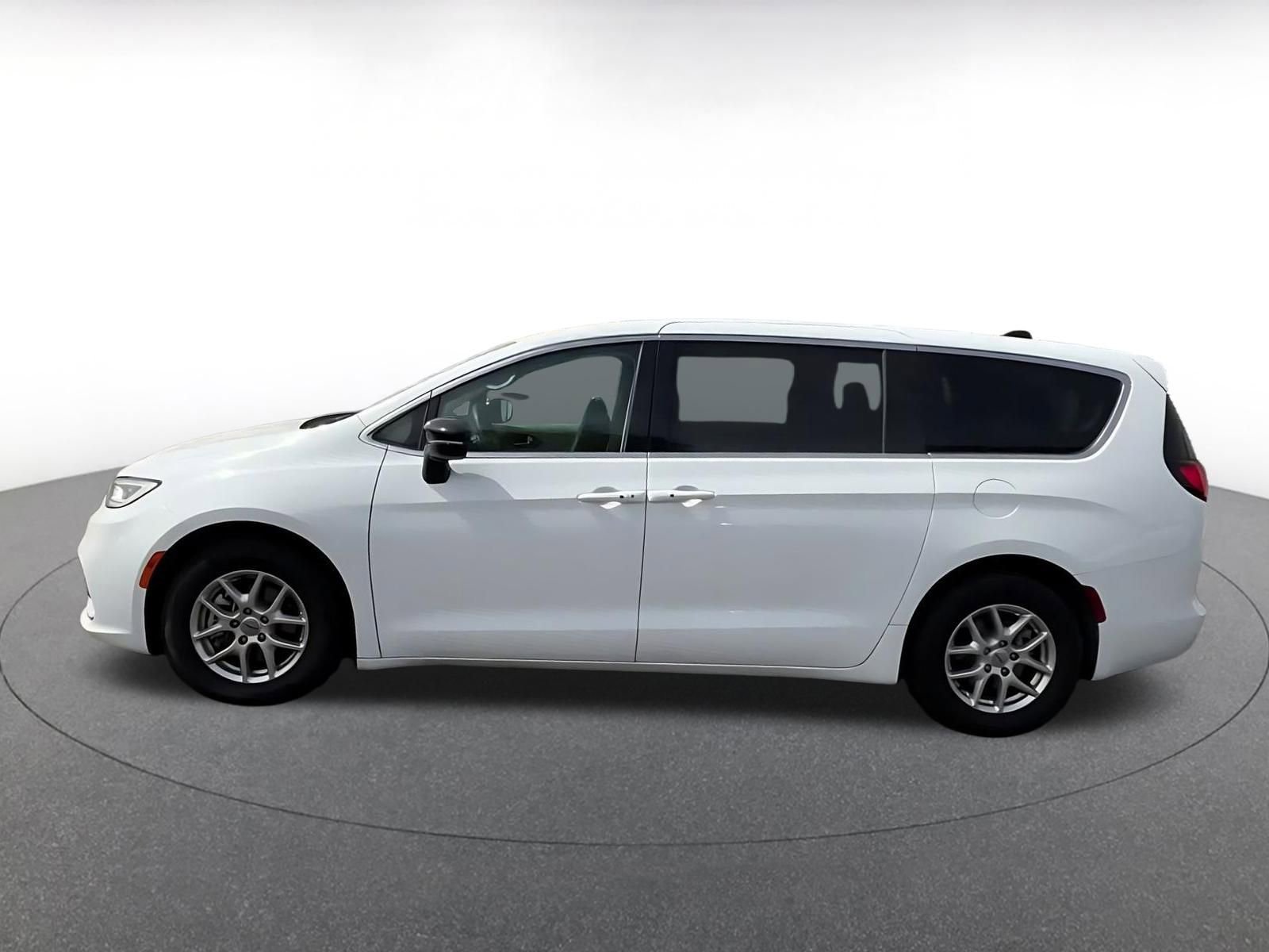 Used 2024 Chrysler Pacifica Touring-L image 9