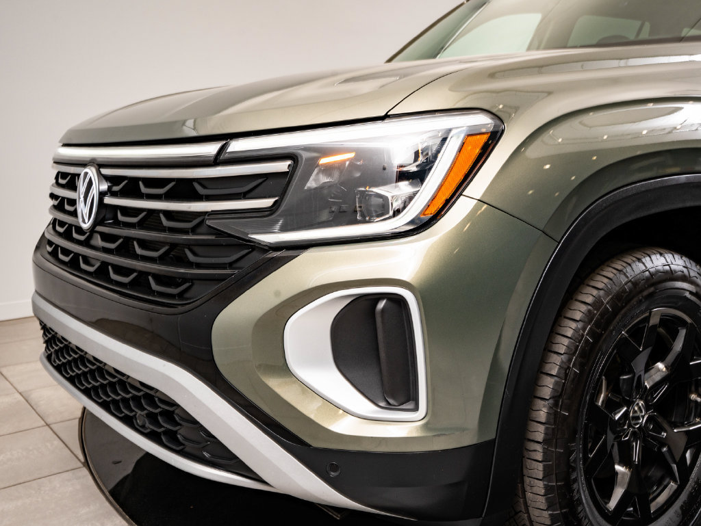 Used 2025 Volkswagen Atlas Peak Edition SE AWD/4WD image 3