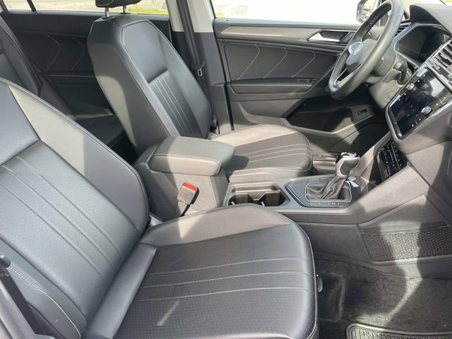 Used 2024 Volkswagen Tiguan SE w/ Panoramic Sunroof Package image 28