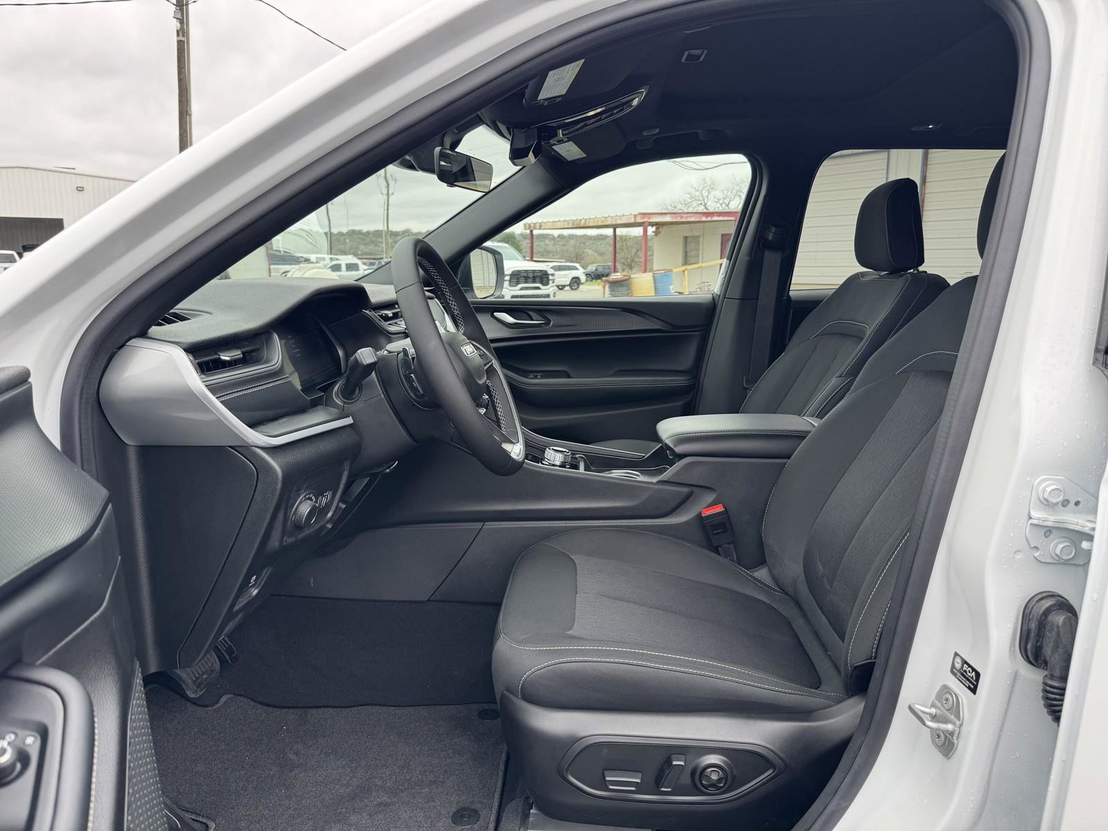 Used 2025 Jeep Grand Cherokee Laredo X w/ Luxury Tech Group I image 24