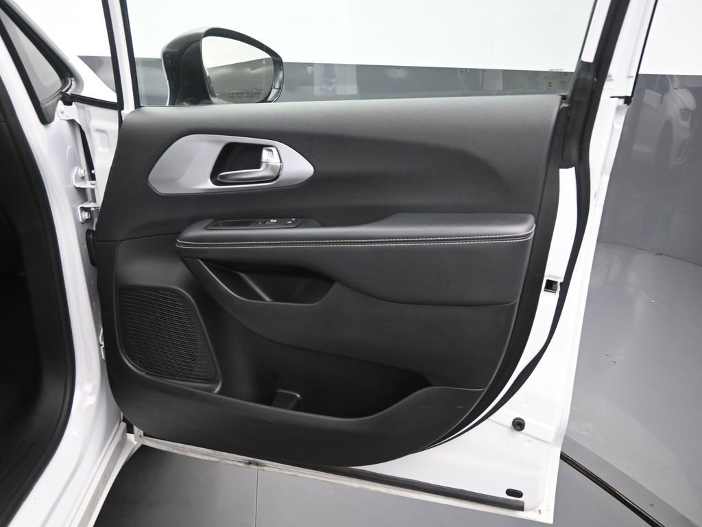Used 2025 Chrysler Pacifica Limited image 20