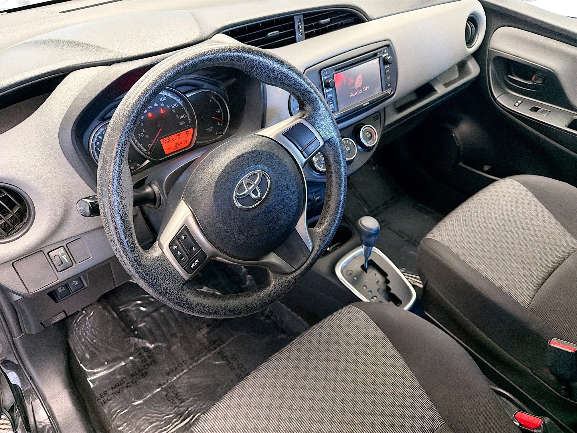 Used 2017 Toyota Yaris L image 7