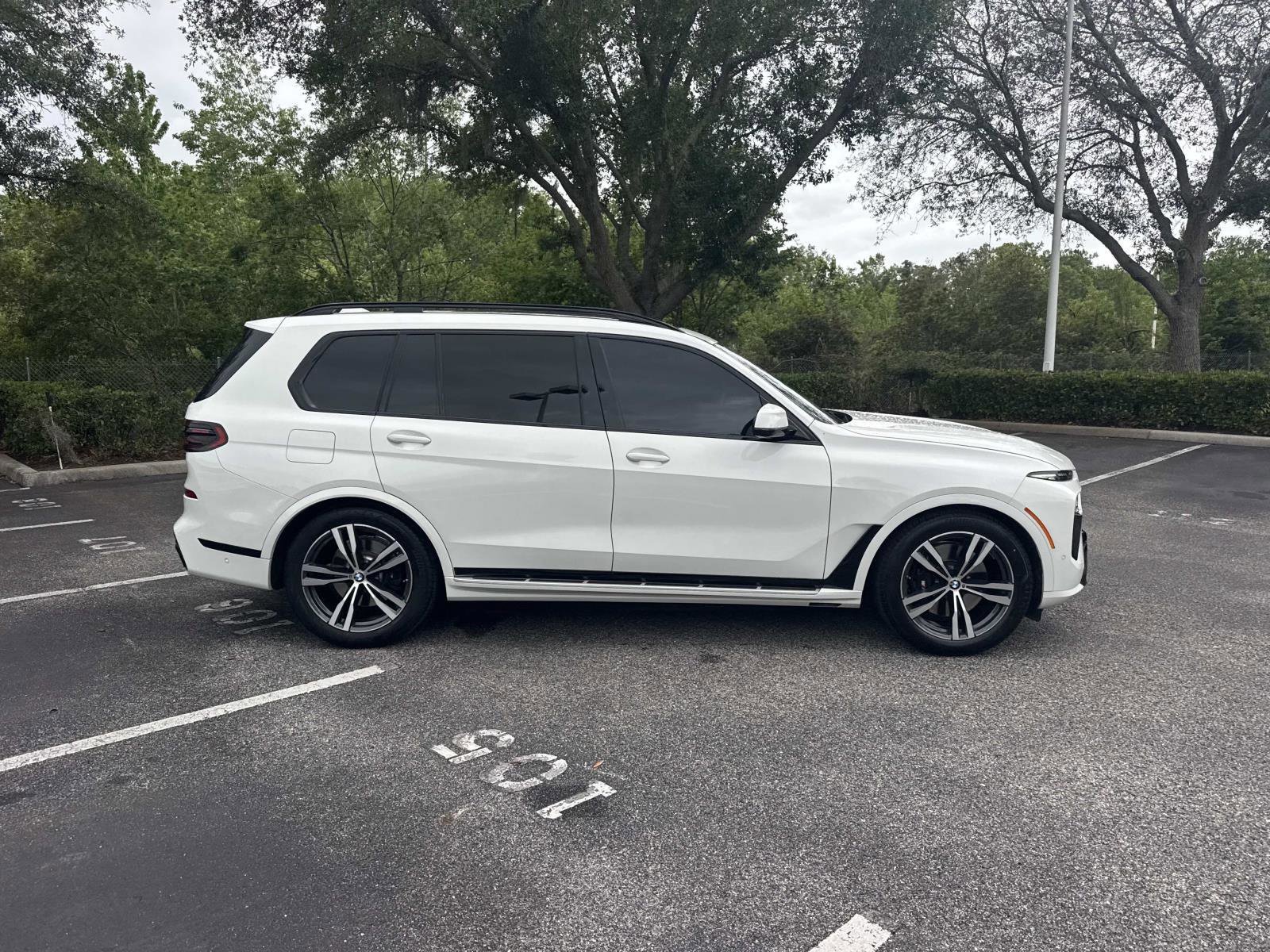Used 2023 BMW X7 xDrive40i w/ M Sport Package image 3