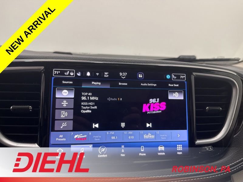 Used 2023 Chrysler Pacifica Limited w/ Uconnect Theater Family Group image 32