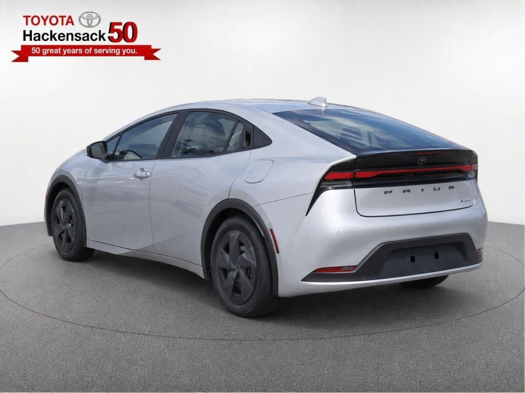 Used 2025 Toyota Prius LE FWD image 3