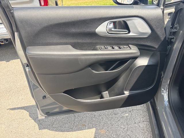 Used 2024 Chrysler Pacifica Touring FWD image 12