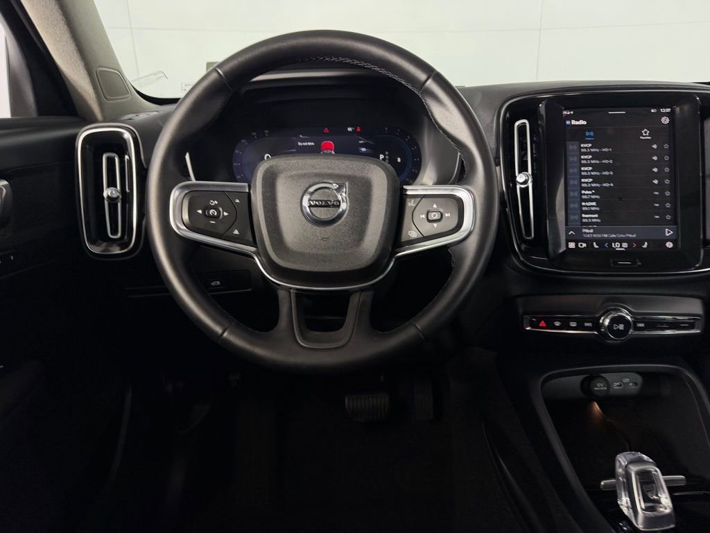 Used 2025 Volvo XC40 B5 Plus image 13