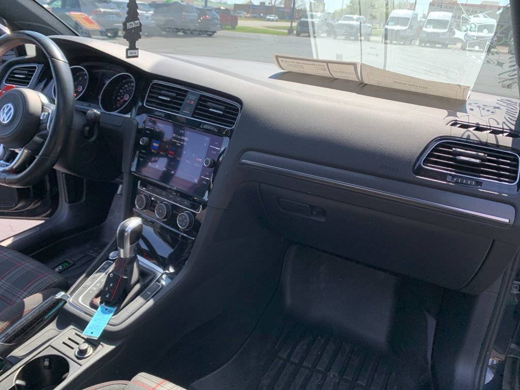 Used 2018 Volkswagen GTI SE FWD image 17