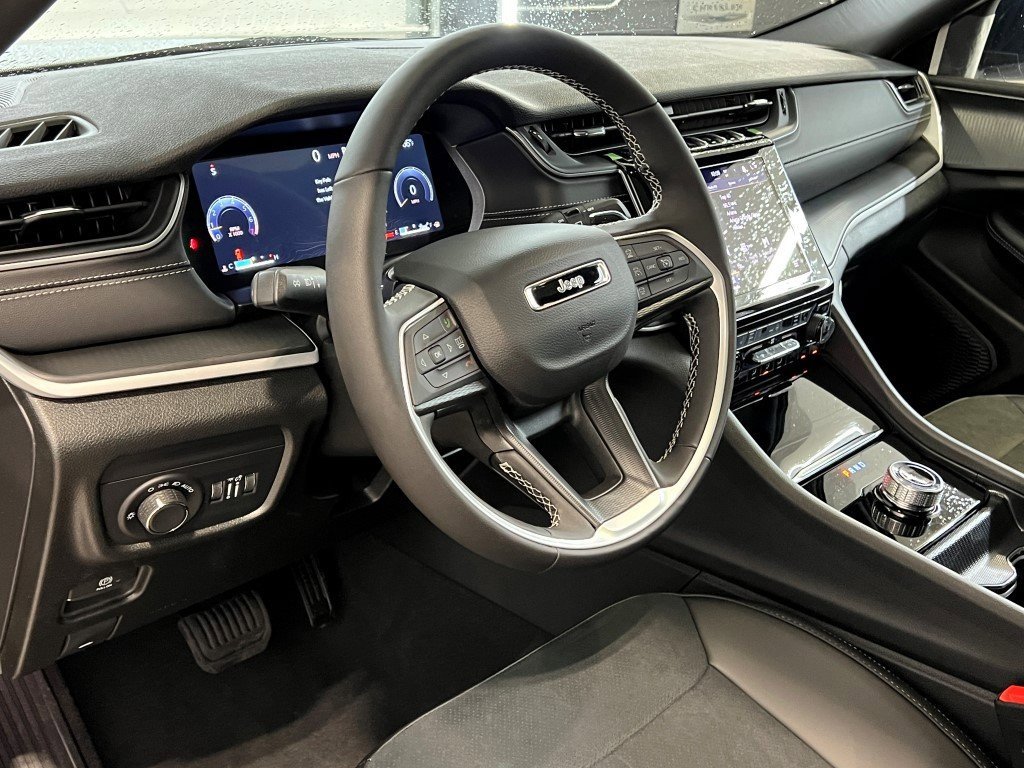 New 2025 Jeep Grand Cherokee Altitude image 12