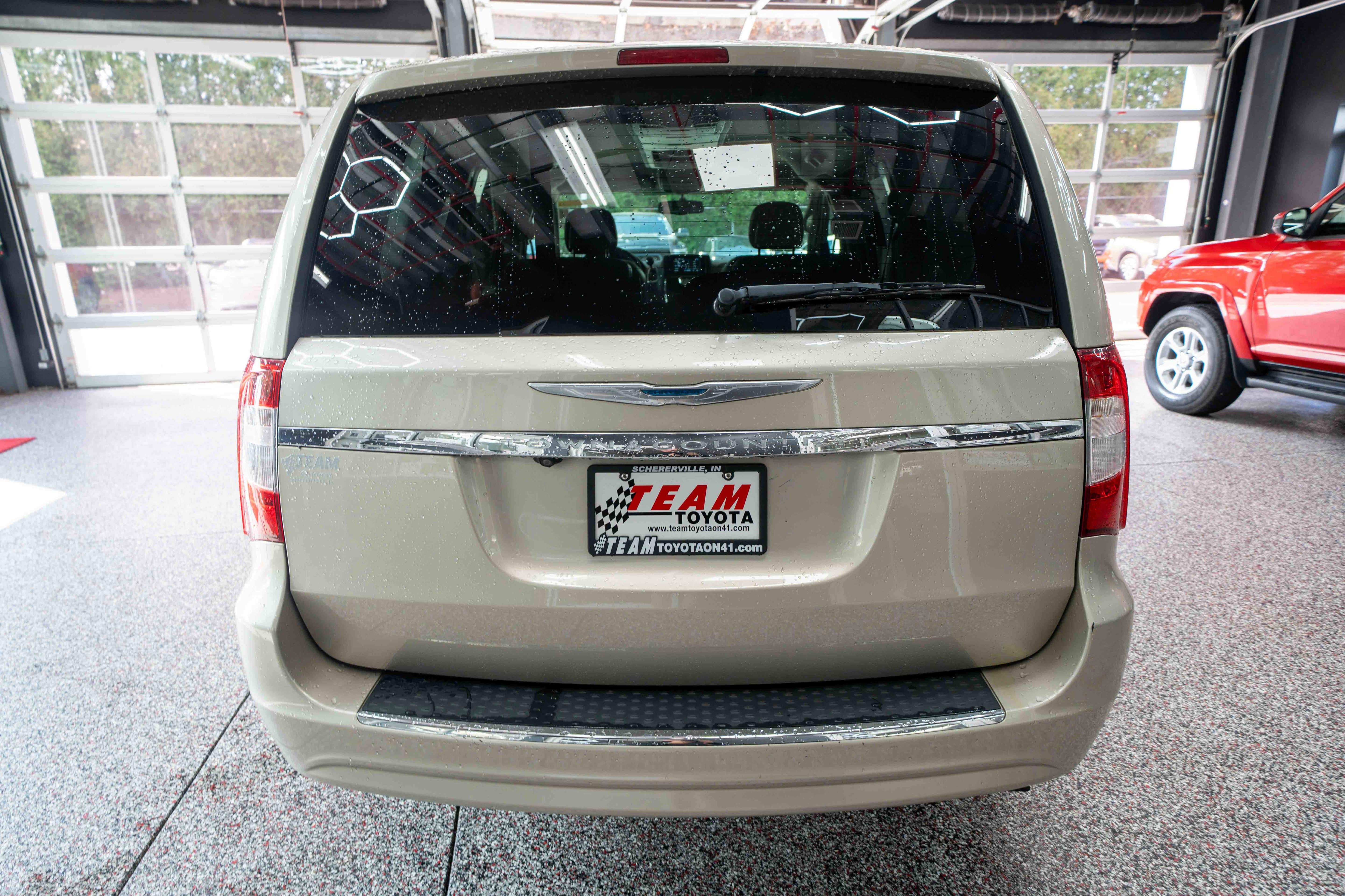 Used 2014 Chrysler Town & Country Touring image 3