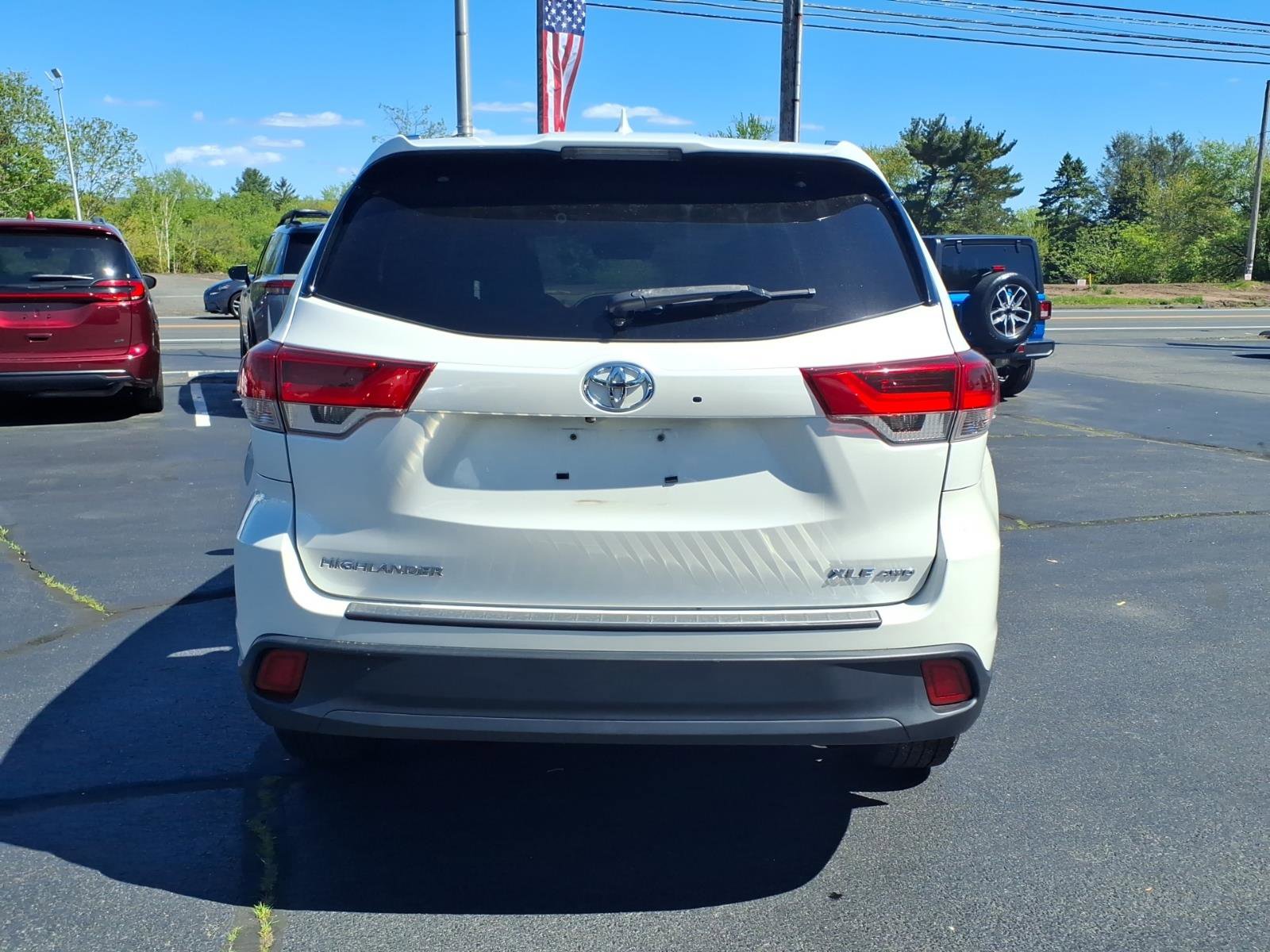 Used 2018 Toyota Highlander XLE AWD/4WD image 6