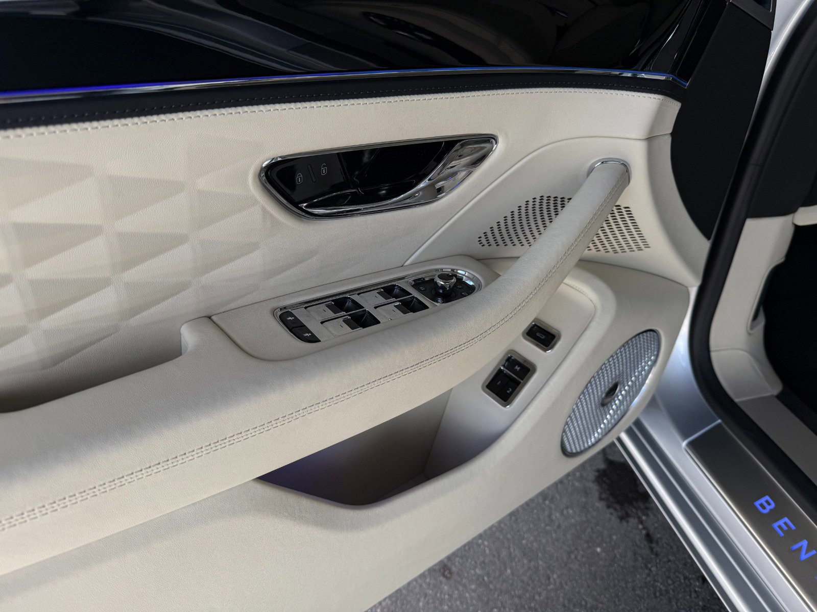 Used 2022 Bentley Flying Spur W12 image 21