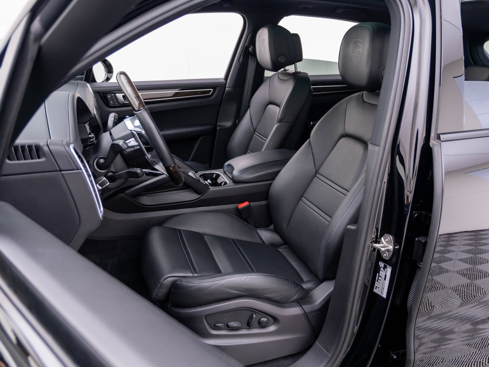 Certified 2023 Porsche Cayenne Platinum Edition AWD/4WD image 5