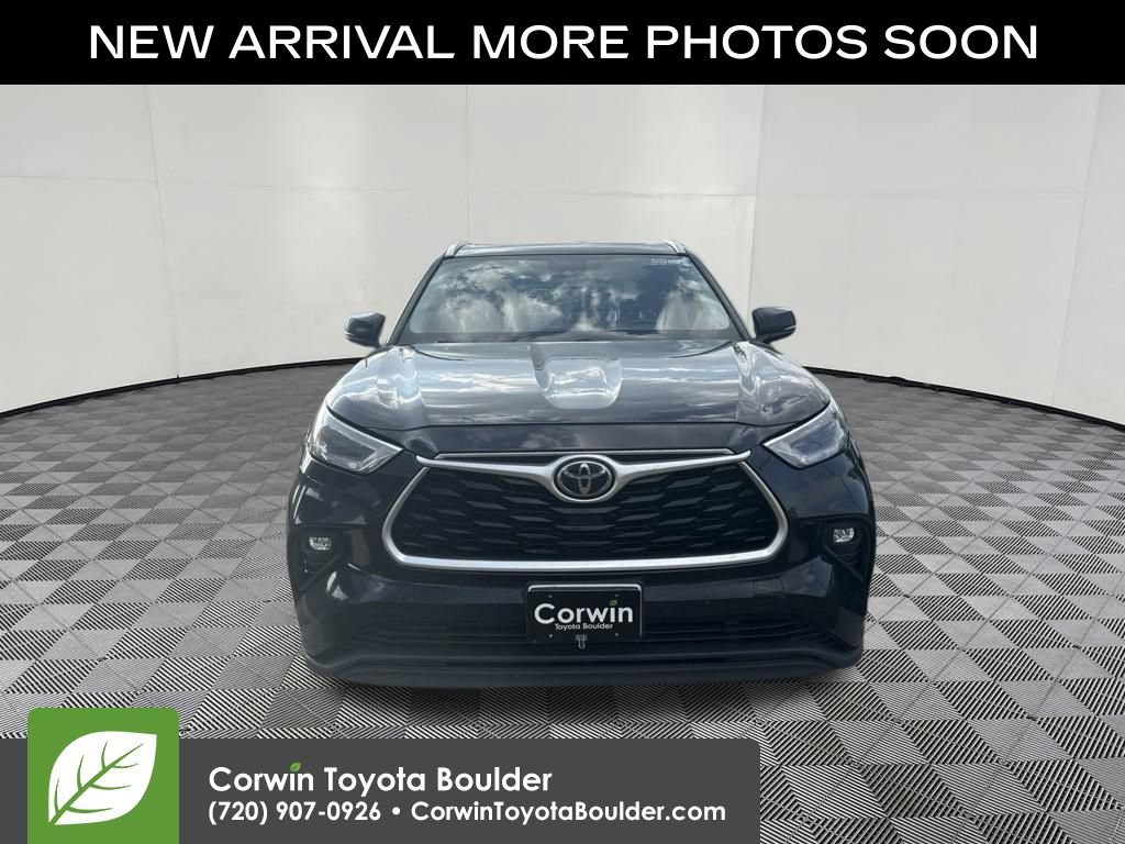 Used 2021 Toyota Highlander XLE AWD/4WD image 2