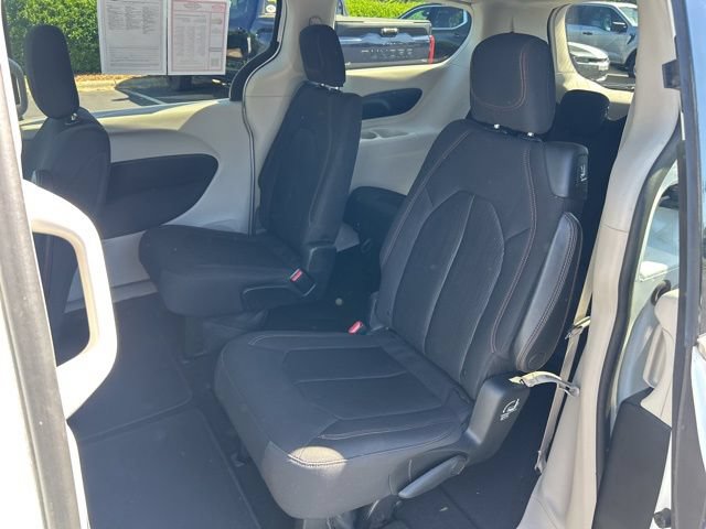 Used 2017 Chrysler Pacifica Touring FWD image 16