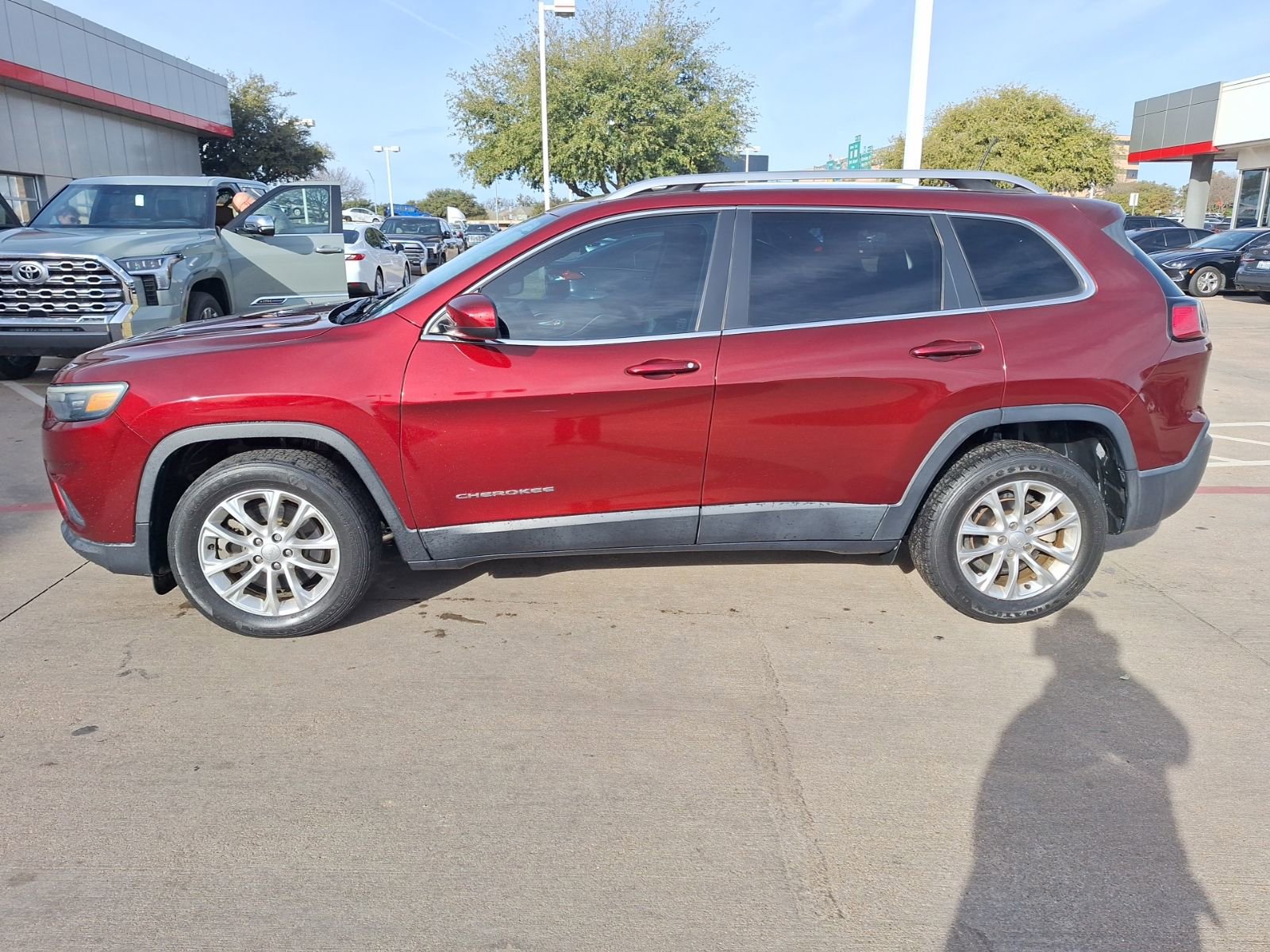 Used 2019 Jeep Cherokee Latitude w/ Popular Appearance Group image 3