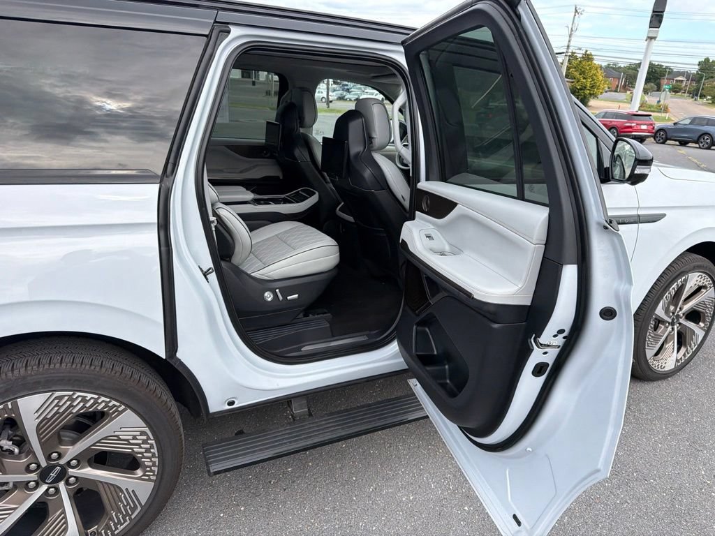 Used 2025 Lincoln Navigator L Black Label w/ Black Label Special Edition AWD/4WD image 21
