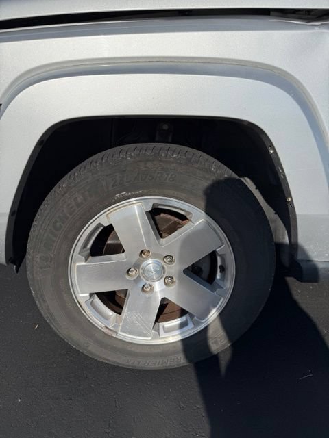 Used 2008 Jeep Commander Sport AWD/4WD image 2