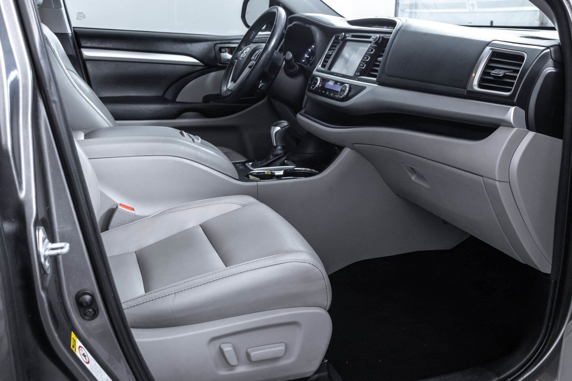 Used 2018 Toyota Highlander XLE AWD/4WD image 45
