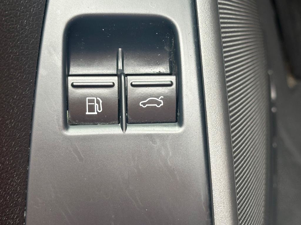 Used 2012 Volkswagen Eos Executive FWD image 28