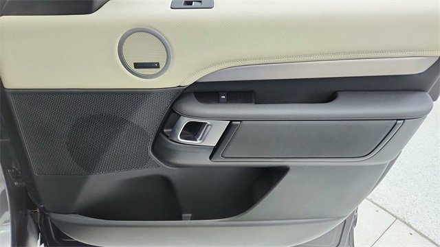 Used 2024 Land Rover Discovery Dynamic SE image 22