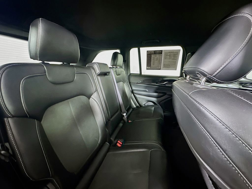 Used 2023 Jeep Grand Cherokee Altitude image 11