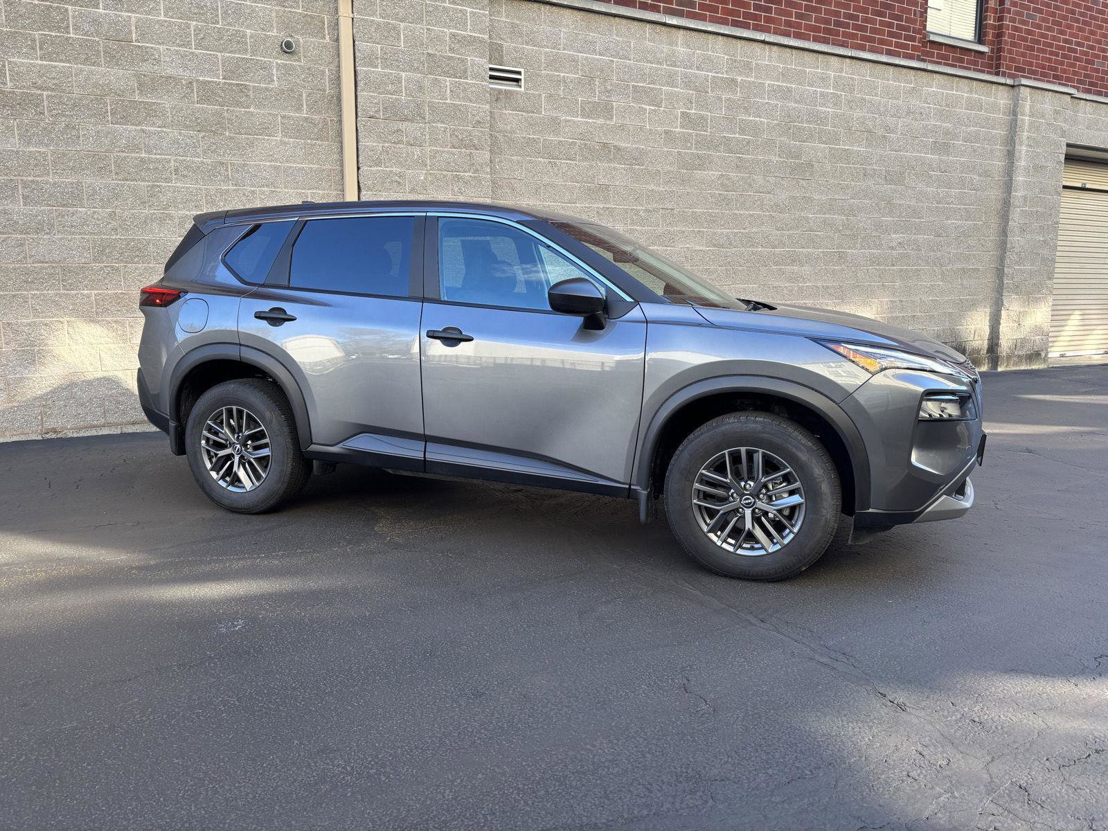 Used 2023 Nissan Rogue S image 2