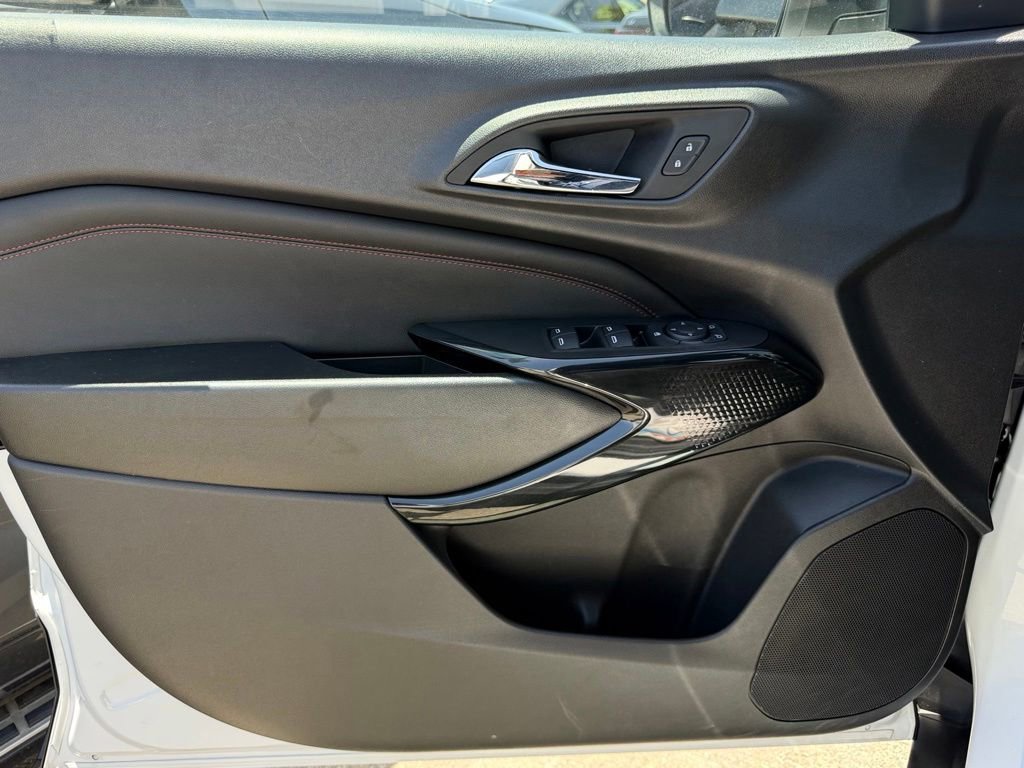 Used 2025 Chevrolet Trax RS w/ Sunroof Package FWD image 16