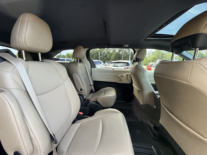Used 2021 Toyota Sienna XLE w/ XLE Plus Package FWD image 13