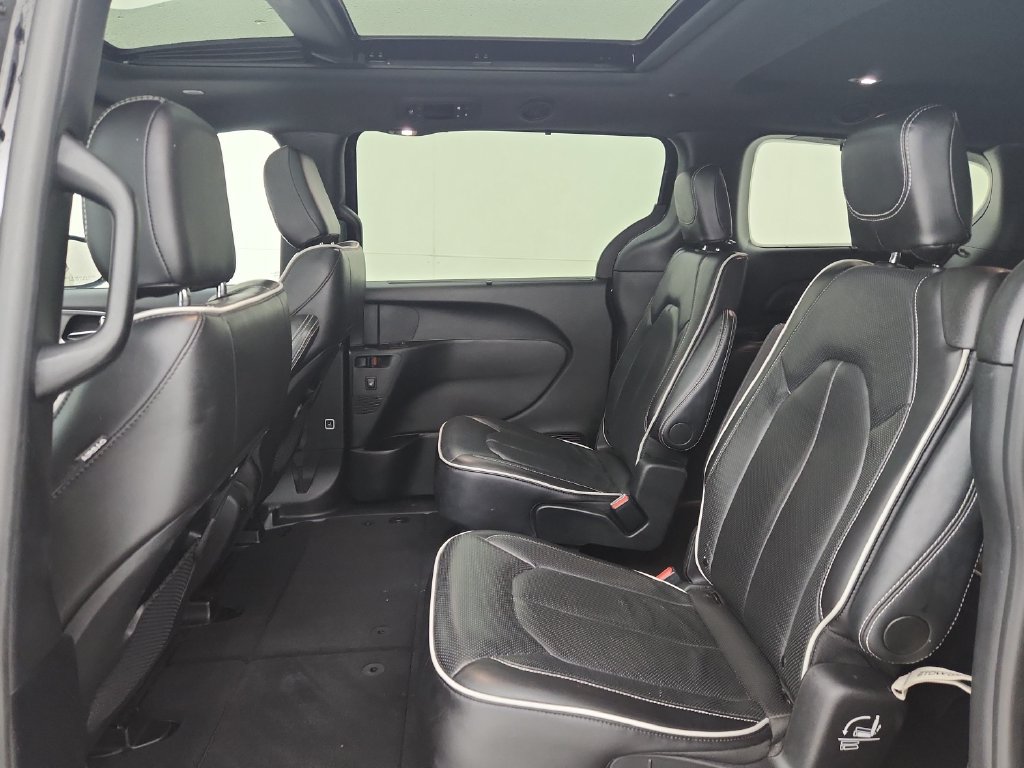 Certified 2025 Chrysler Pacifica Limited FWD image 36