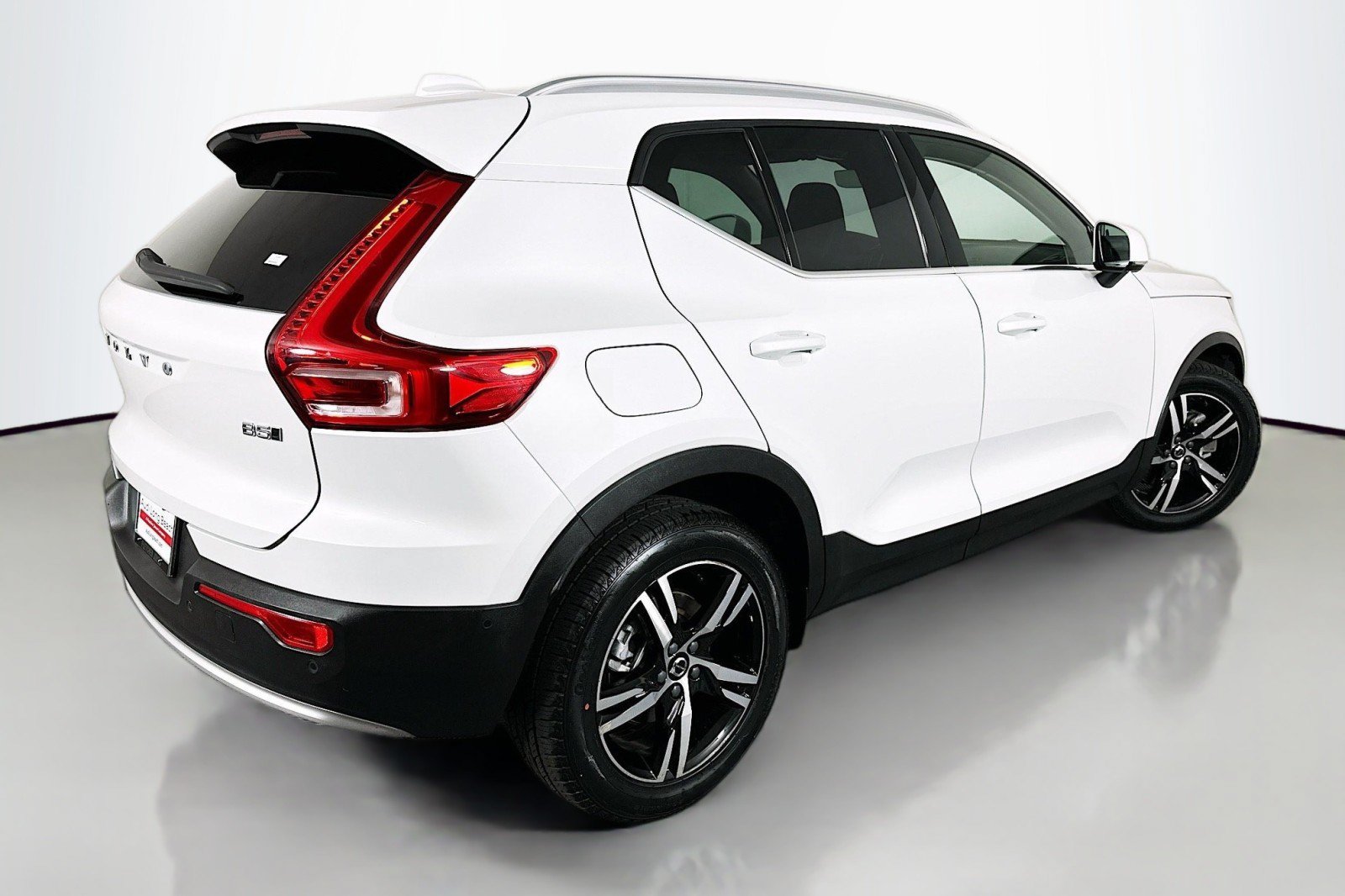 Used 2023 Volvo XC40 B5 Plus AWD/4WD image 13