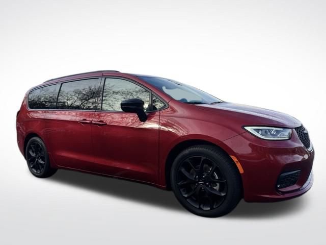 Certified 2025 Chrysler Pacifica Limited image 4