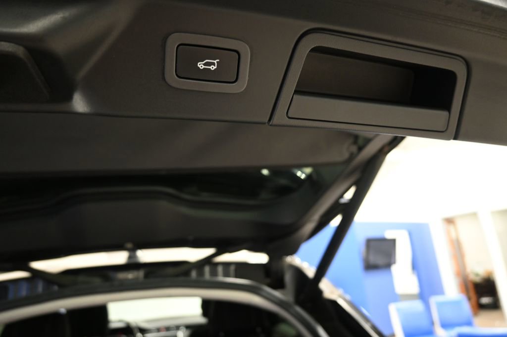 Used 2018 Land Rover Range Rover Velar S image 15