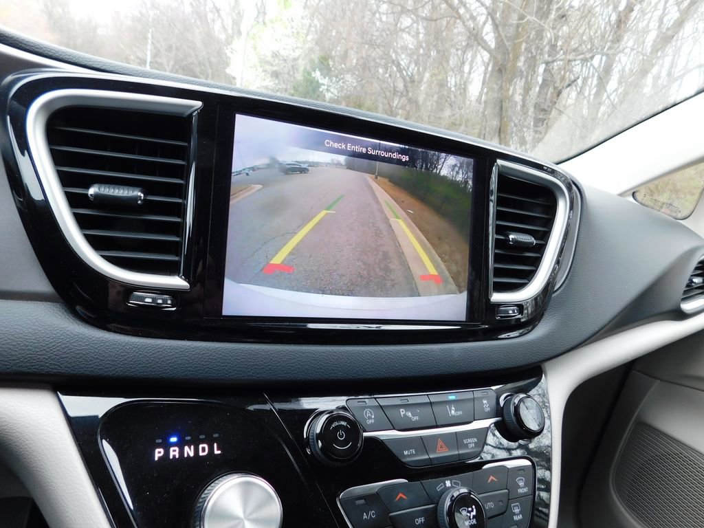 Used 2024 Chrysler Pacifica Touring-L image 10