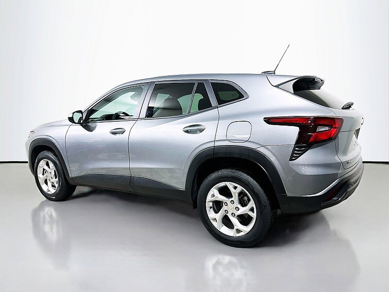 Used 2024 Chevrolet Trax LS w/ LS Convenience Package FWD image 5