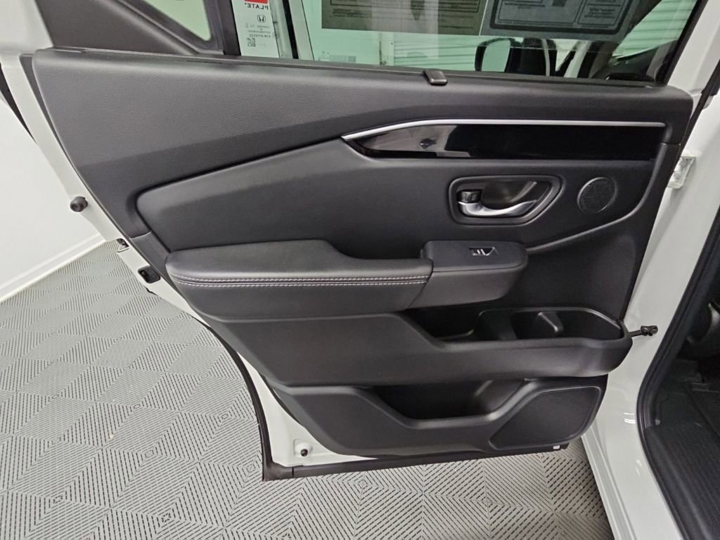 Used 2025 Honda Pilot EX-L image 32