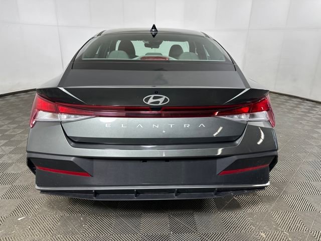 Used 2025 Hyundai Elantra SE w/ Cargo Package FWD image 4
