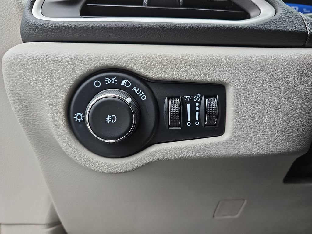 Used 2024 Chrysler Pacifica Touring-L image 26