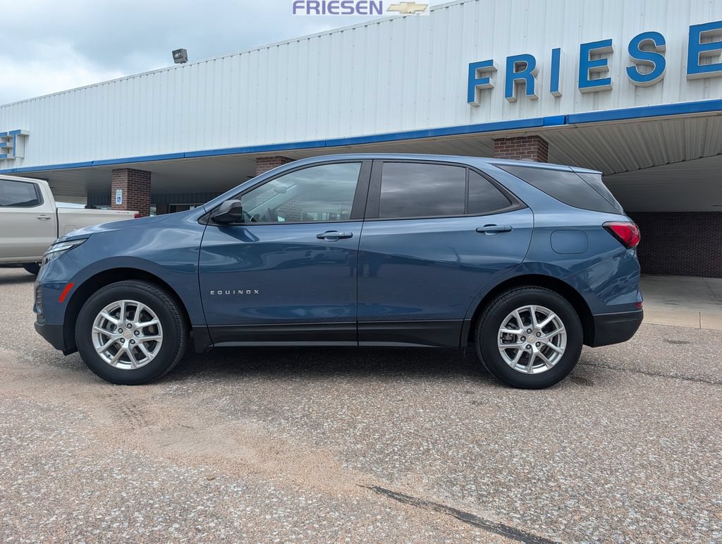 Used 2024 Chevrolet Equinox LS w/ LS Convenience Package AWD/4WD image 3