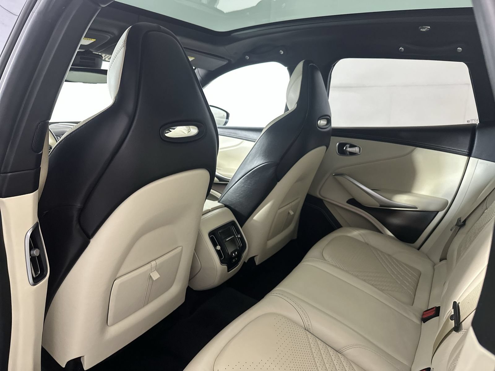 Used 2021 Aston Martin DBX AWD/4WD image 24
