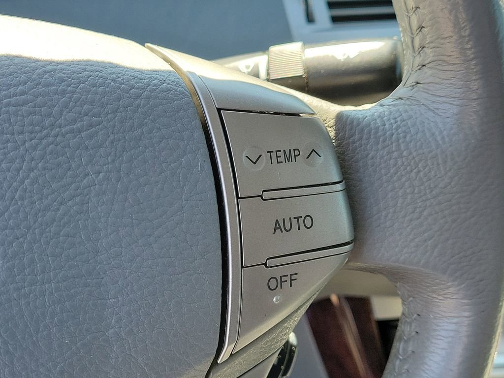Used 2010 Toyota Avalon Limited FWD image 31