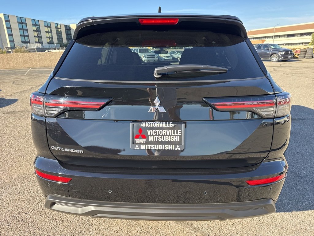 New 2025 Mitsubishi Outlander ES image 6