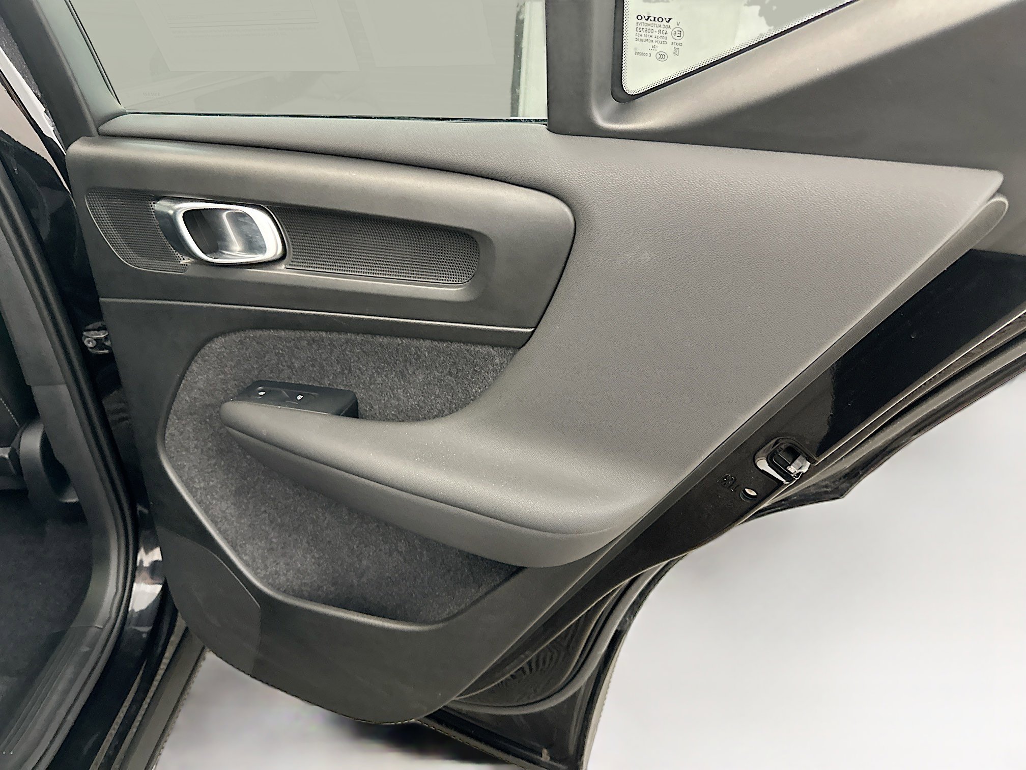 Used 2025 Volvo XC40 B5 Plus image 33