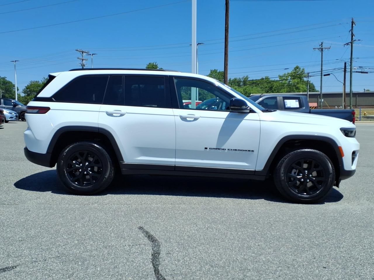 Used 2025 Jeep Grand Cherokee Altitude AWD/4WD image 31