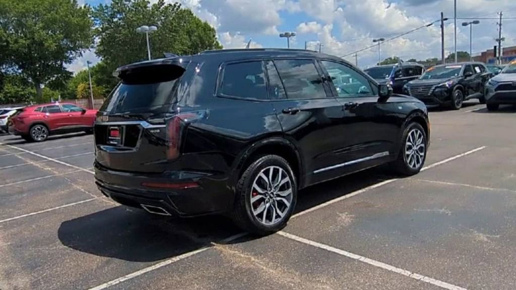 Used 2024 Cadillac XT6 Sport w/ Technology Package image 8